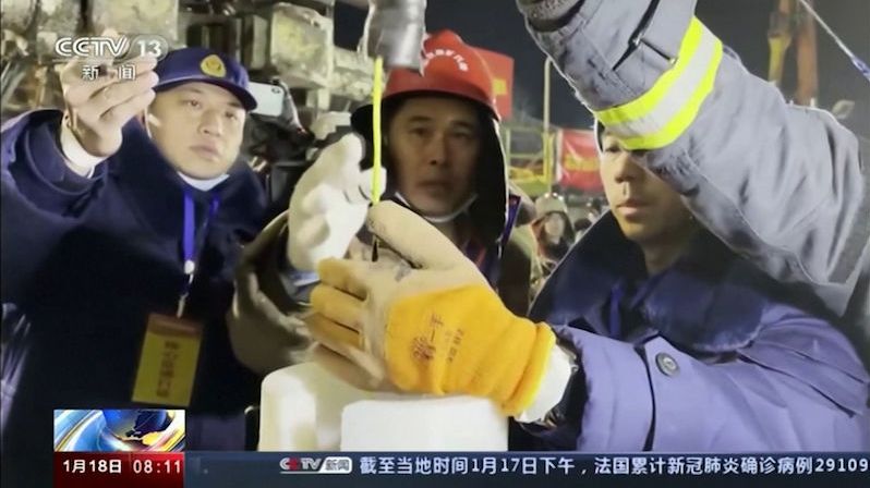 Drama v čínském dole: Zavalení horníci jsou po týdnu stále naživu
